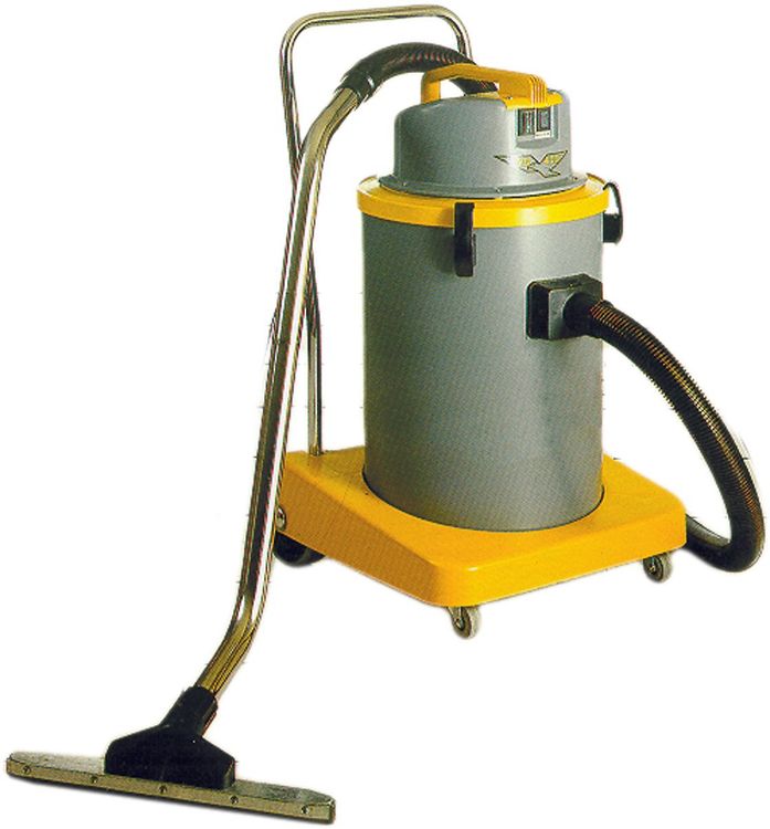 dust and water vacuum cleaner complete with accessories - on request